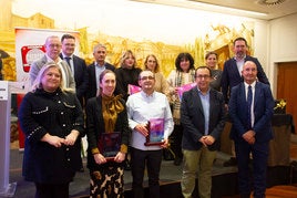 Foto de familia con los ganadores y los representantes de las instituciones y organizaciones promotoras del concurso