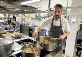 Nacho Solana, guisando en la cocina que será renovada totalmente.