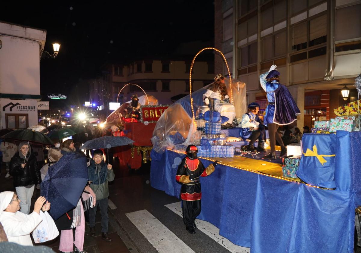 La cabalgata a su paso por la residencia de la Tercera Edad de Potes camino de la iglesia