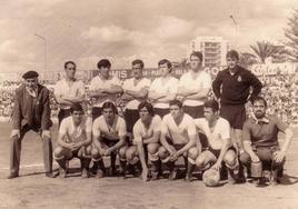 Lasa, Chinchón, Chisco, Díaz, Toledo y Corral. Agachados, Aguilar, González, Santillana, Portu y Odriozola