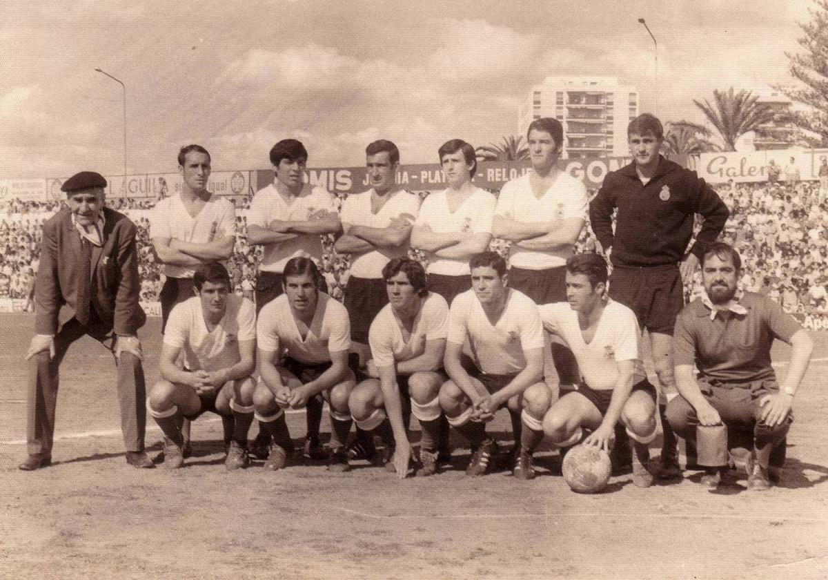 Lasa, Chinchón, Chisco, Díaz, Toledo y Corral. Agachados, Aguilar, González, Santillana, Portu y Odriozola