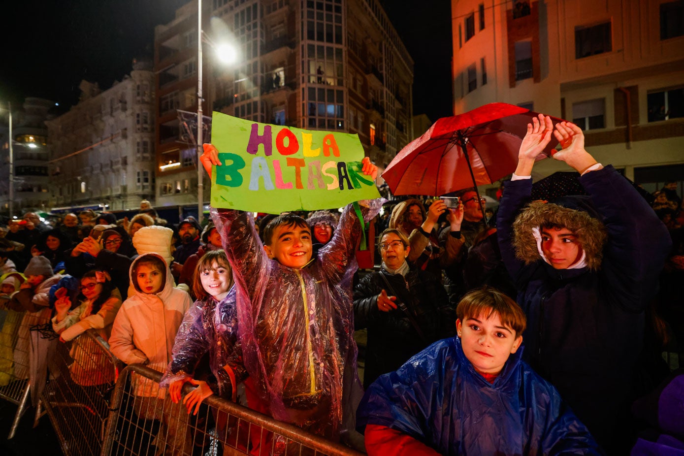 A pesar de la lluvia, los más pequeños disfrutaron de la cita y aprovecharon para animar a los Reyes con pancartas.