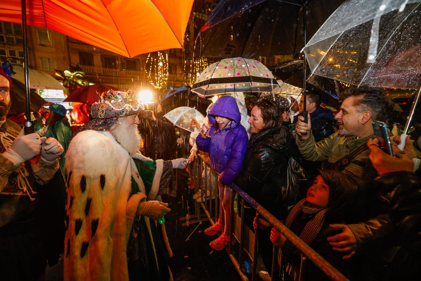 Melchor saluda a uno de los niños a su llegada al Ayuntamiento.