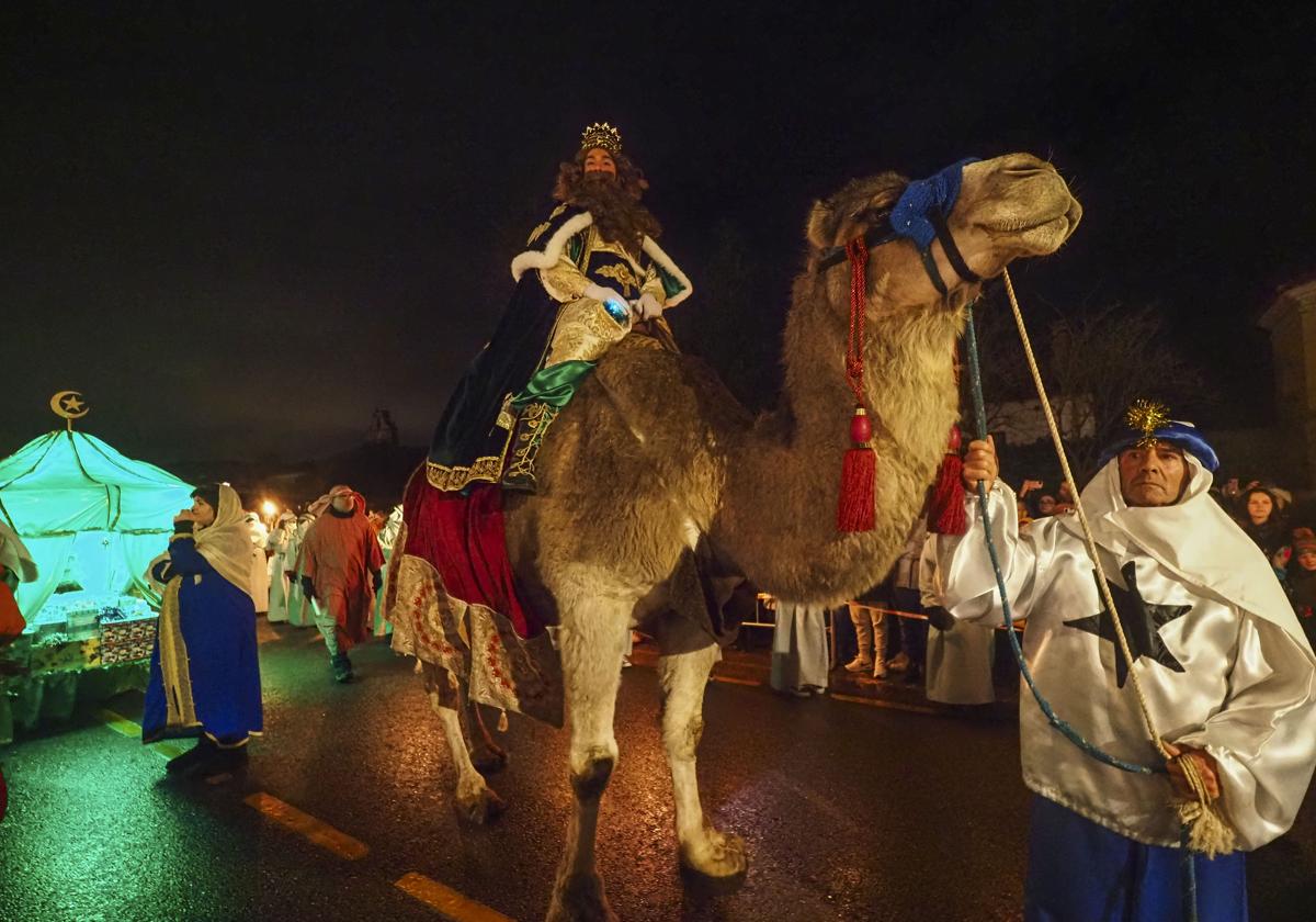 La cabalgata de Reyes en Santillana, en imágenes