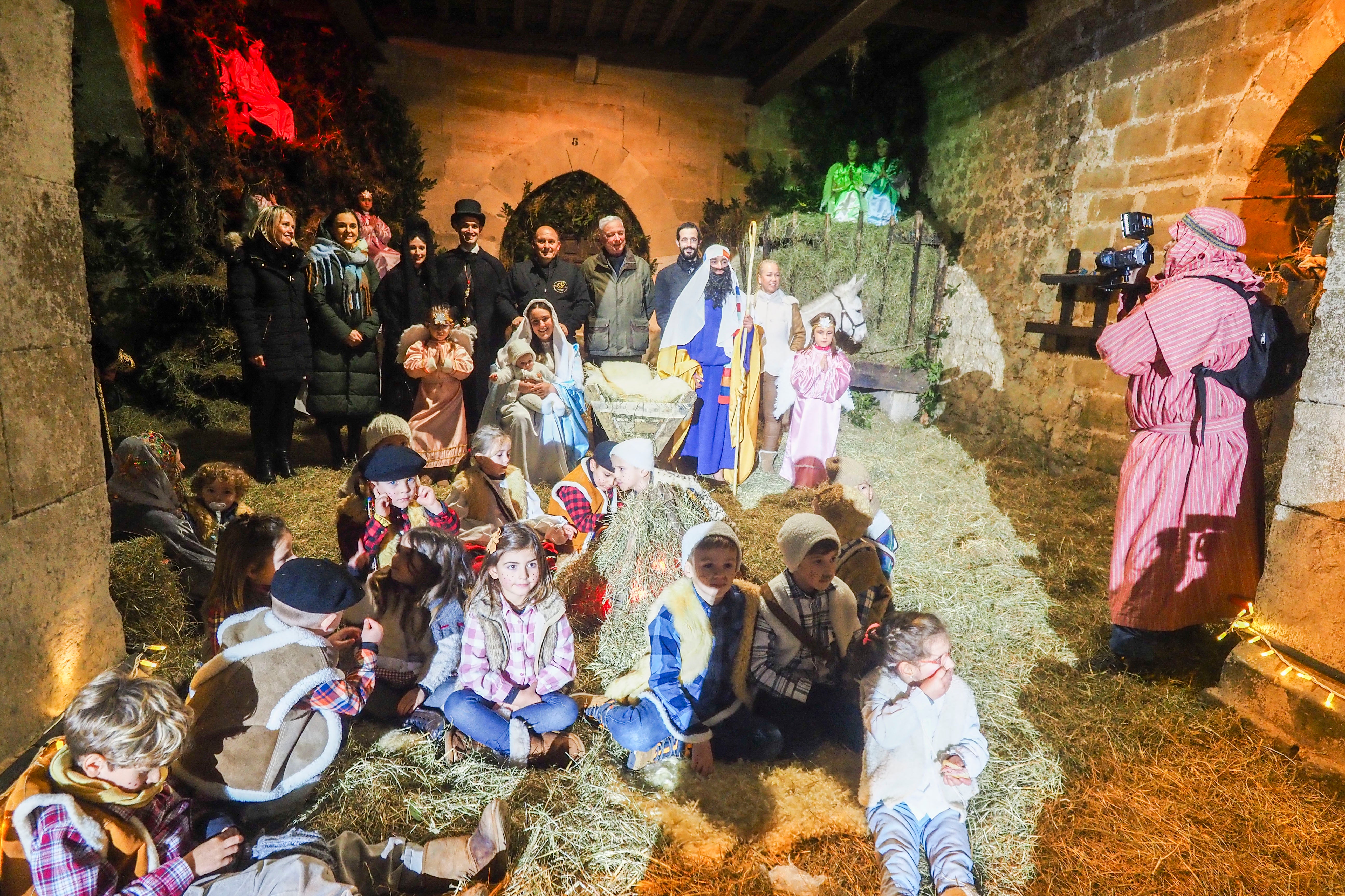 A lo largo del recorrido se fueron sucediendo escenas, como la Adoración de los Reyes Magos al Niño Jesús en el Portal Viviente, situado en la Plaza Mayor.