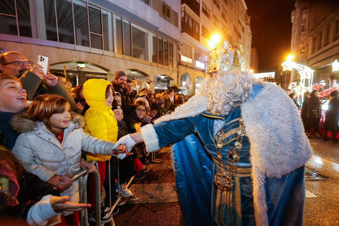 El rey Melchor saluda a los más pequeños.