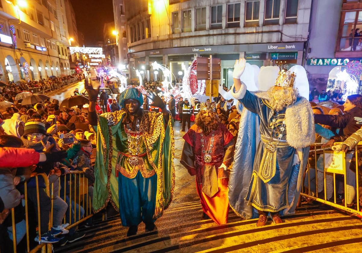 La noche de la ilusión llena las calles de Torrelavega