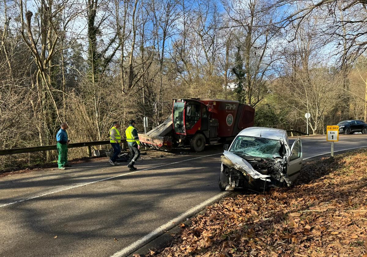 Aparatoso accidente de una furgoneta contra una máquina ganadera en Valdáliga