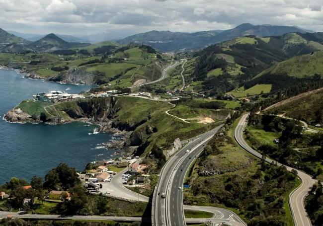 Subida a Saltacaballo, uno de los puntos más conflictivos de la A-8 entre Santander y Vizcaya.