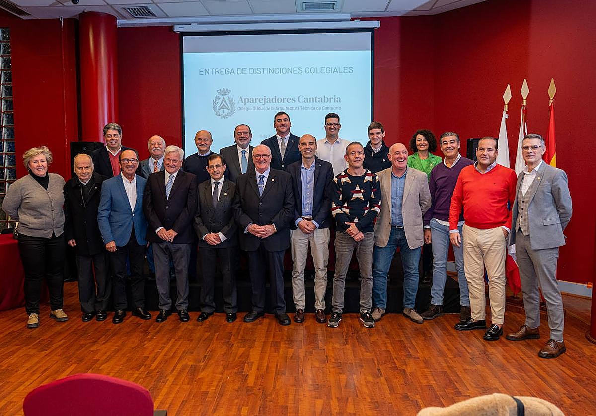 Los aparejadores cántabros homenajean a los nuevos colegiados y a los veteranos que cumplen 25 y 50 años de ejercicio