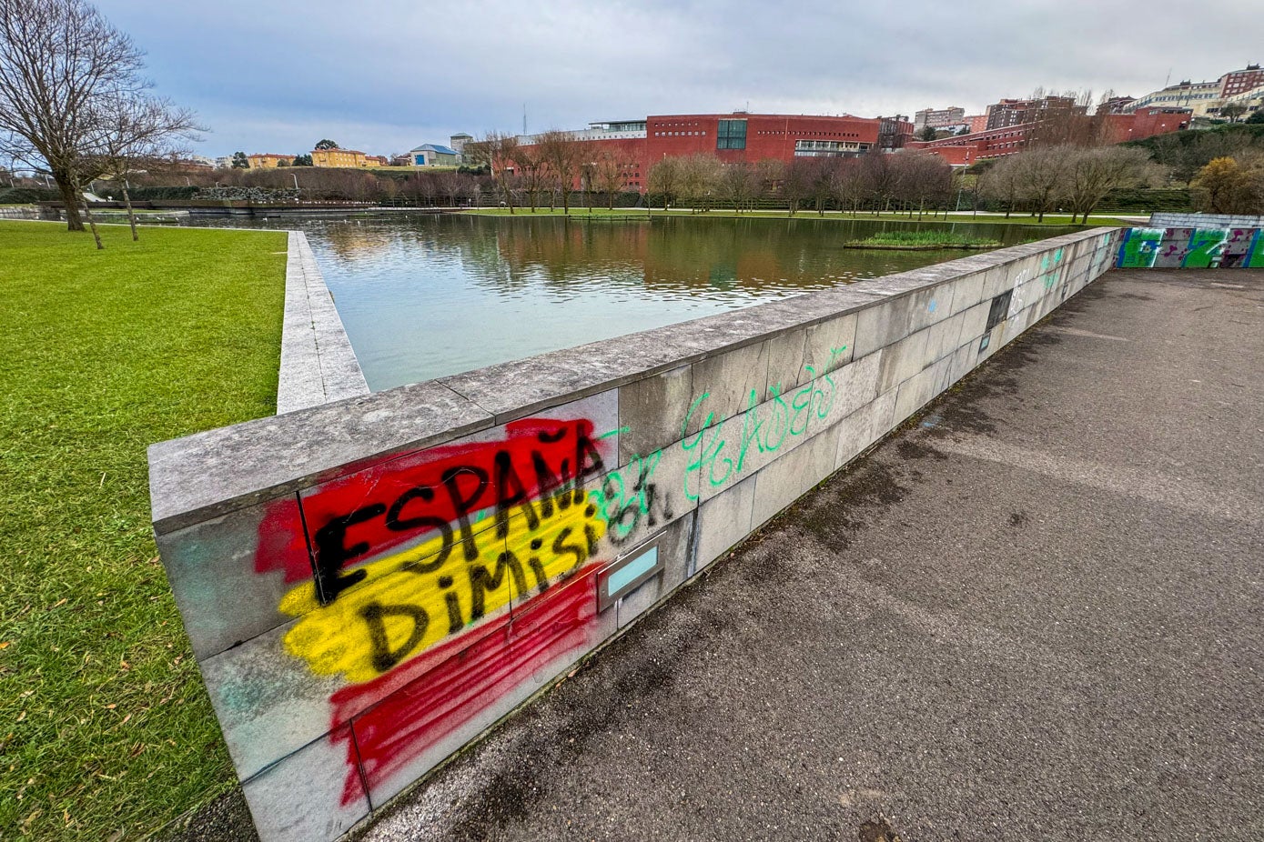 Pintadas en otro de los muros que rodean el lago artificial.