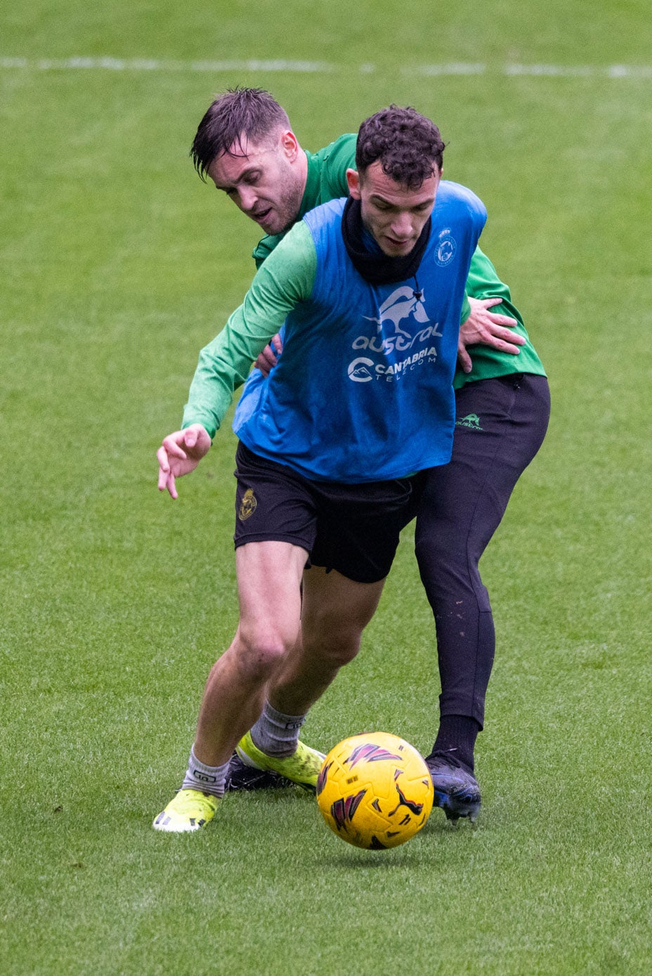 Íñigo Vicente se va de Dani Fernández.