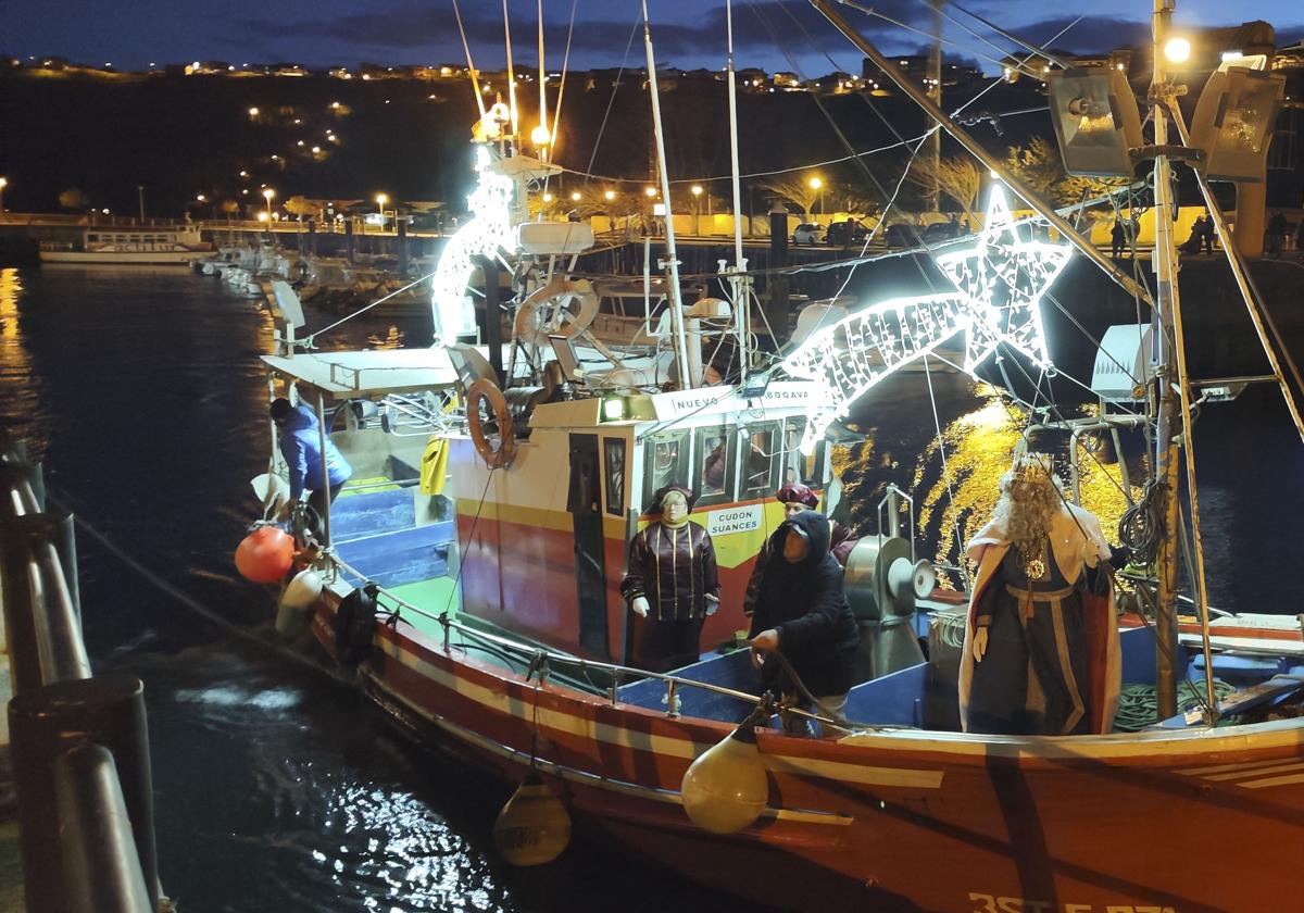 Suances recibe a Sus Majestades en barco