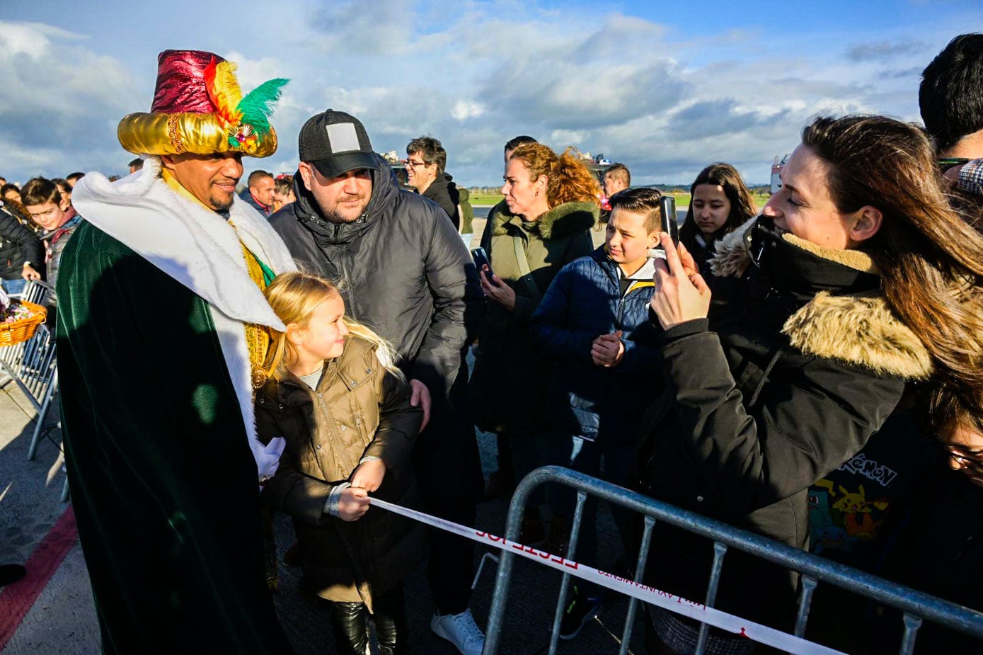 Baltasar se saca una foto con una de las niñas que se han acercado hasta el aeropuerto Seve Ballesteros.