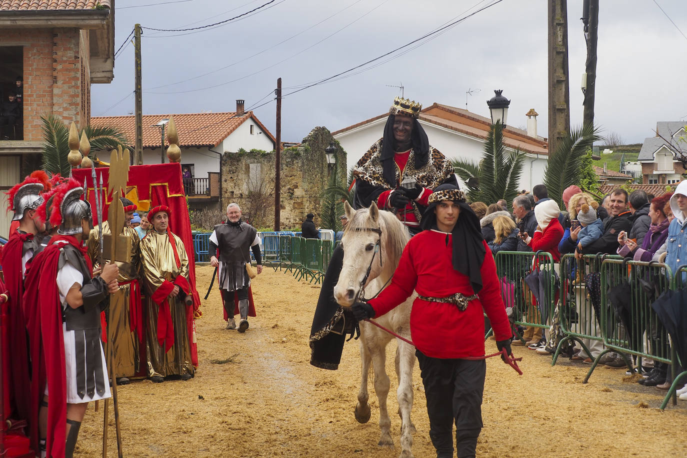 Siguiendo la Estrella de Oriente, los Reyes Magos llegaron al portal.