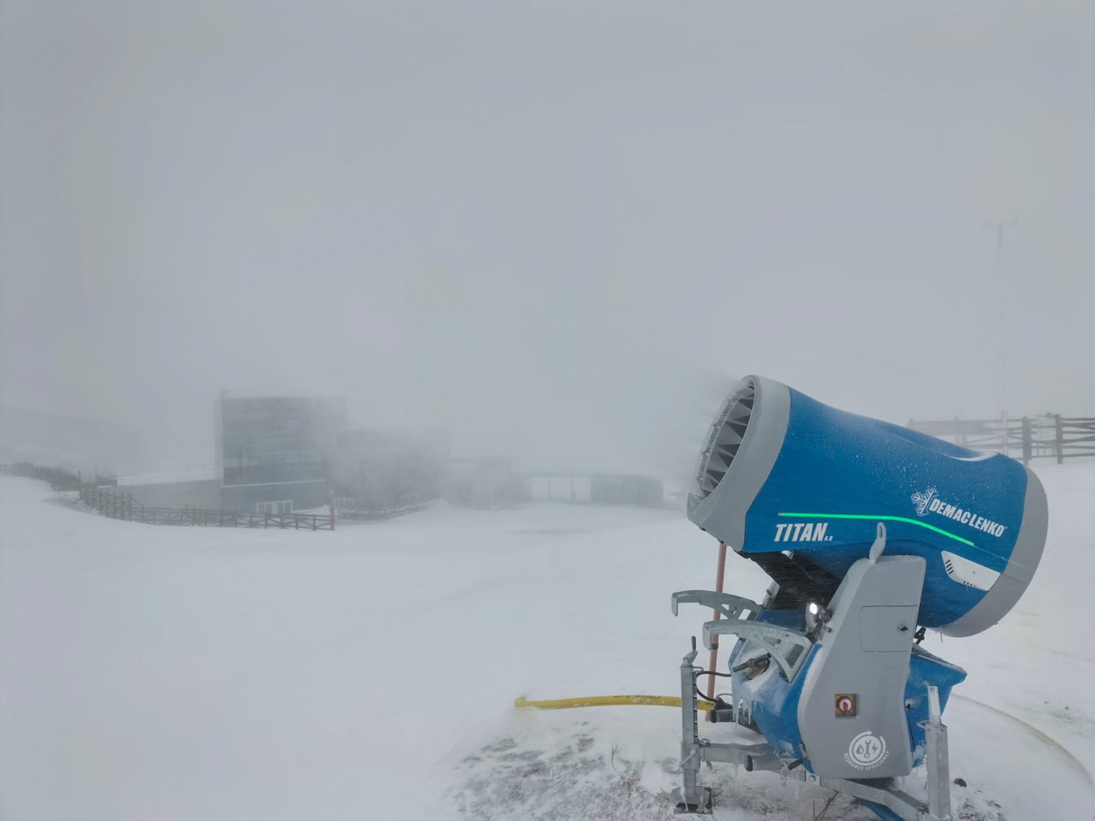 La nieve también cubre la estación de Alto Campoo, que todavía espera para arrancar su temporada. En la foto, uno de los cañones de nieve artificial.