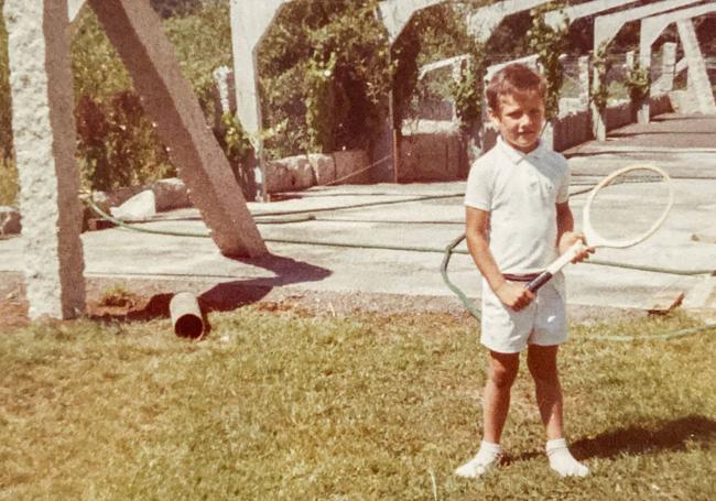 Una raqueta y playeras nuevas para jugar al tenis. Fueron los regalos que le dejaron los Reyes un año. Para los catorce hermanos siempre había material deportivo en los paquetes del salón.