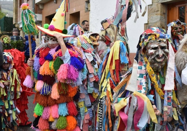 Los más pequeños vistieron los mismos trajes que los mayores.