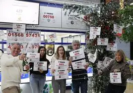 Los loteros de la administración del centro comercial de Artea, en Leioa (Vizcaya) celebran que han vendido décimos de los números agraciados con el primer y tercer premio del Niño.