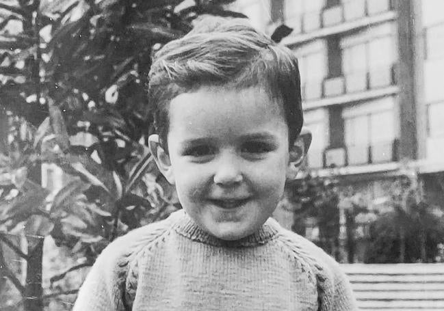 El pequeño Pedro con la sonrisa propia de todo niño un día de Reyes. Hace pocas semanas (abajo) ha recibido el Premio Demetrio Pisondera del Festival Torre en Corto.