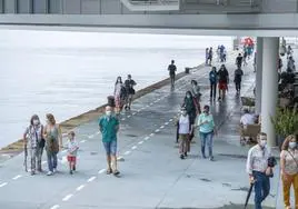 Un grupo de turistas pasea bajo el Centro Botín.