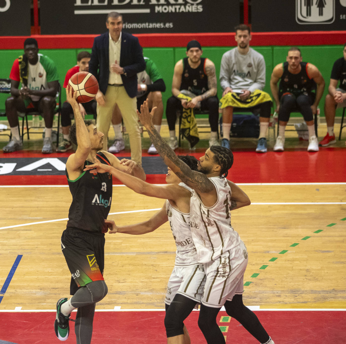 Nogues se dispone a pasar el balón ante Arbosa y Tamba. 