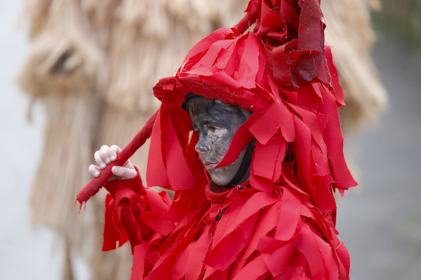 Los niños también participan en la popular mascarada.