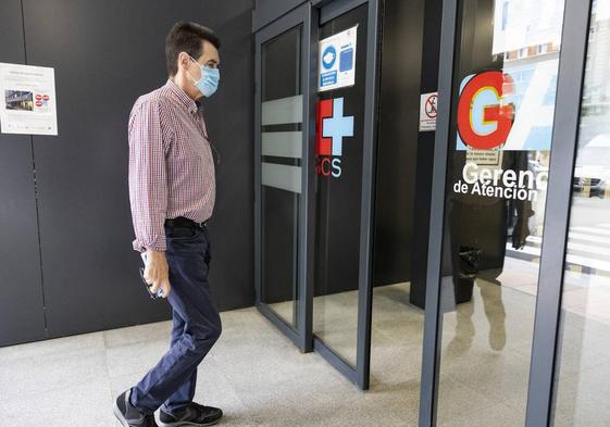 Un hombre accede con mascarilla a su centro de salud.