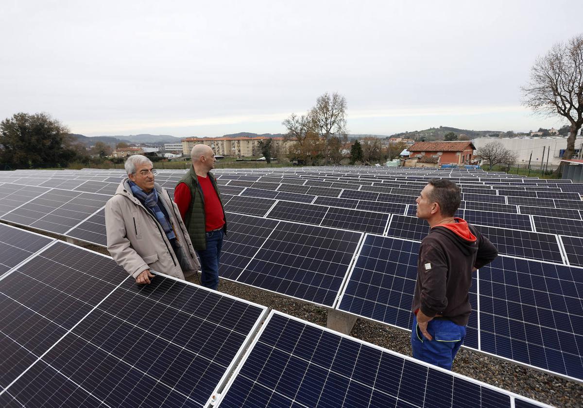 El presidente de Siec, Juan de Miguel (izquierda), recibe explicaciones de los técnicos en la nueva planta fotovoltaica.