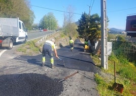 Obra de mejora de la capa de rodadura de un camino en Cicero el pasado año.