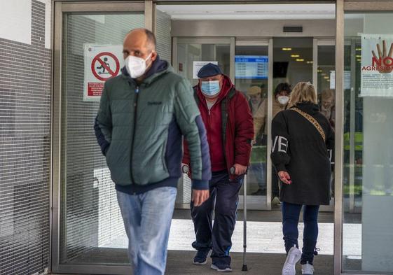 Dos pacientes salen del centro de salud de El Alisal con la mascarilla puesta