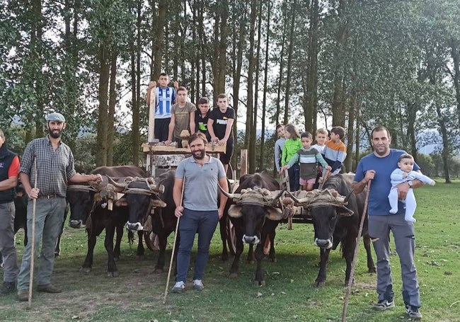 Vecinos de Requejo entrenando las vacas para el Día de Campoo.