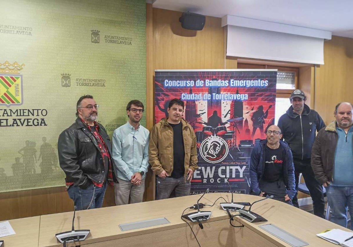 El concejal Borja Sainz (segundo desde la izquierda) presenta el concurso junto a otros representantes.