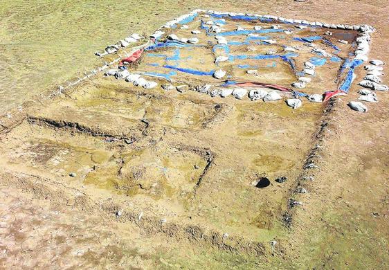 Espacio delimitado de la excavación, con la forma del local.