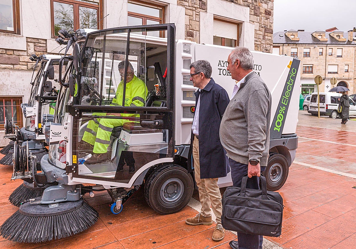 El concejal del área, Pedro Pérez Noriega, en el centro, inaugura una barredora, el año pasado.