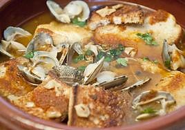 Sopa de ajo con almejas.