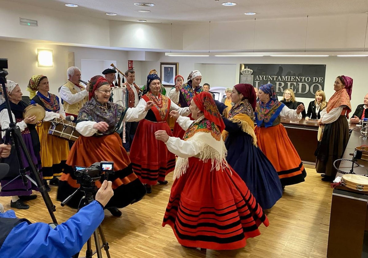 la Agrupación Musical y Cultural 'Los Ventolines' ha puesto el broche al acto con música y baile.