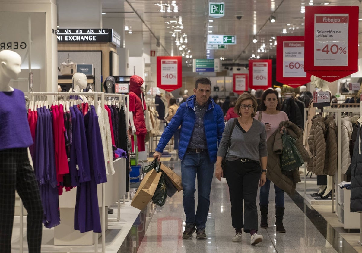 Inicio de la campaña de rebajas en Santander, el pasado domingo.