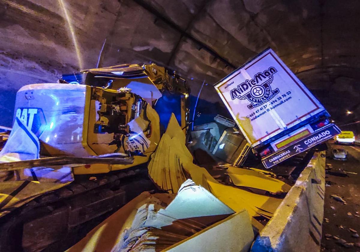 El camión siniestrado dentro del túnel de Gedo.