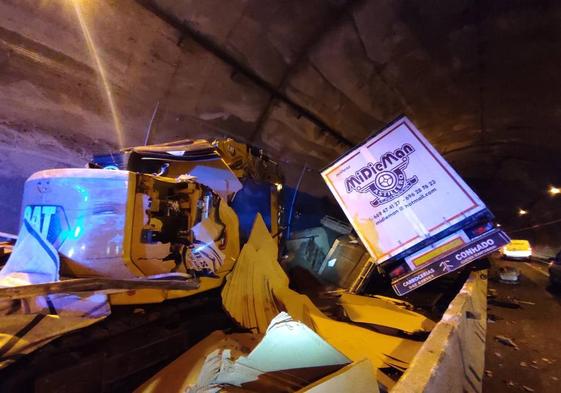 El camión siniestrado dentro del túnel de Gedo.