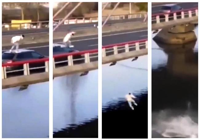 El joven, subido al techo de un vehículo, saltanto al agua.