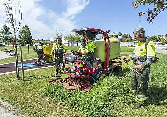 Dos empleados de la anterior UTE adjudicataria del servicio de Parques y Jardines, en El Alisal.