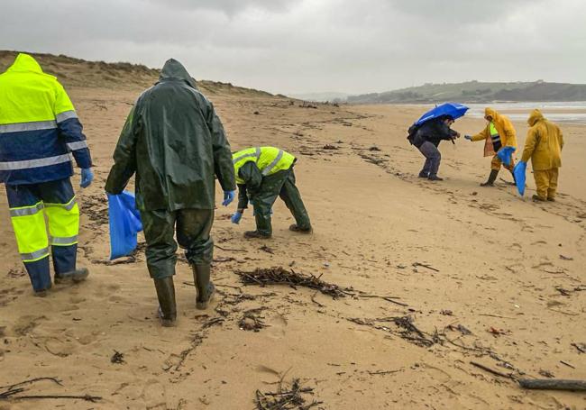 Agentes del Servicio de Vigilancia Ambiental inspeccionando la playa de Valdearenas, en Liencres.