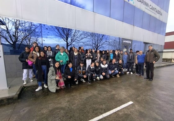 Los grupos del Colegio Ángeles Custodios se desplazaron hasta las instalaciones de Grupo Gomur.