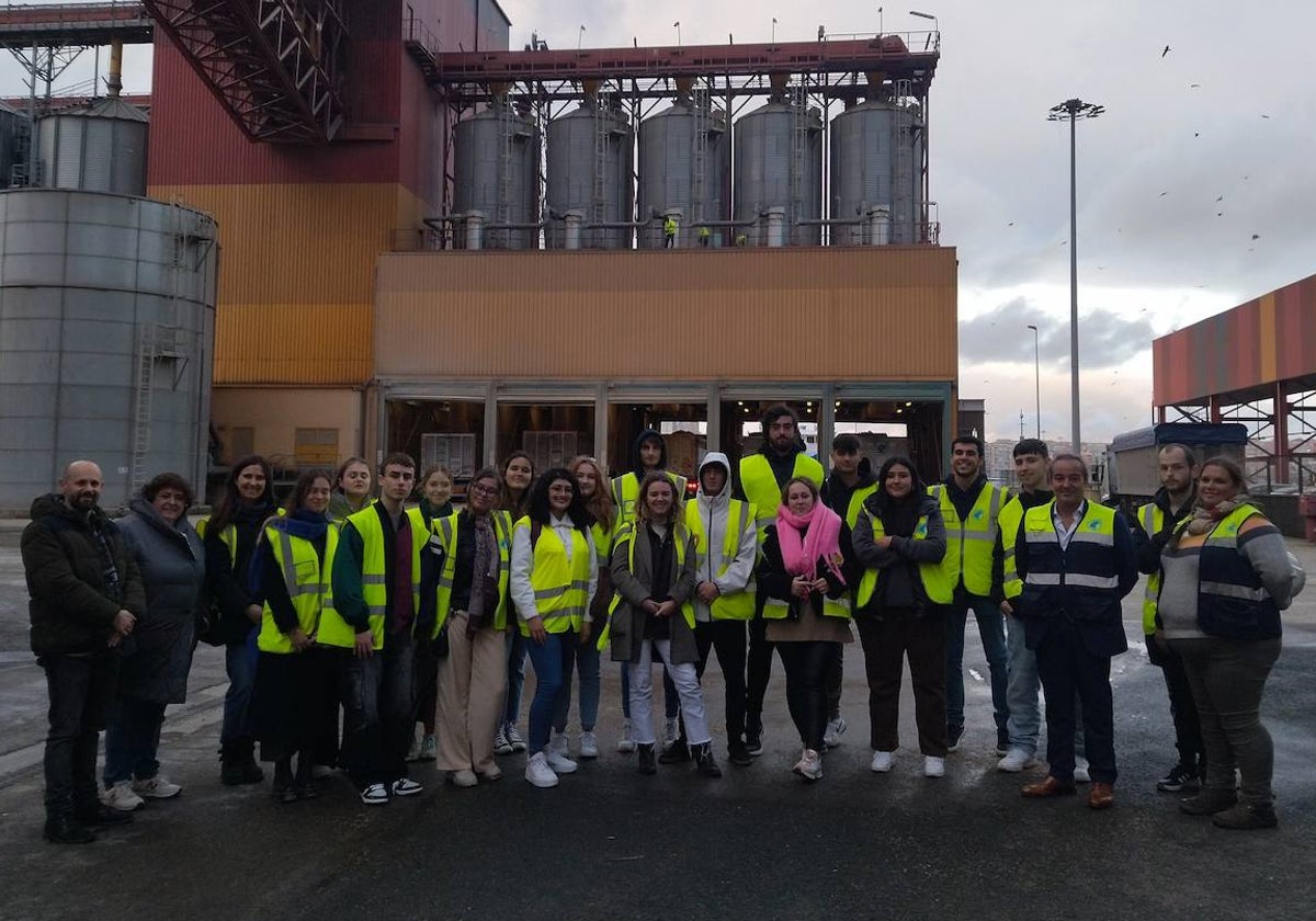 El puerto de Santander alberga las instalaciones de Grupo Gof, las cuales fueron visitadas por los alumnos del IES Las Llamas.