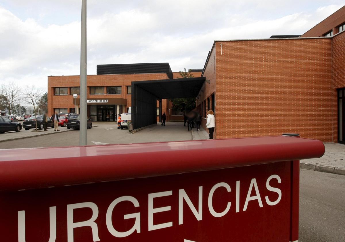 Vista exterior del Hospital Sierrallana de Torrelavega donde se produjeron las coacciones desde el año 2011.