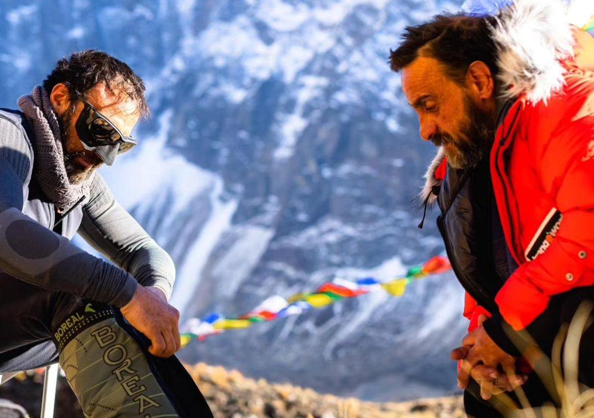 Alex Txikon junto a Eneko Garamendi, el cicerone de la expedición.