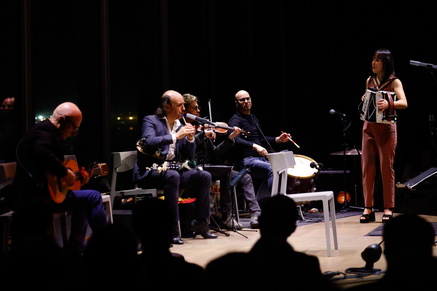 Carlos Núñez y sus músicos durante el concierto en el Centro Botín.