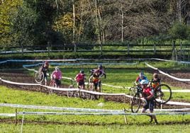 Varios participantes, en el Gran Premio Santa Bárbara celebrado el pasado diciembre en Puente Viesgo.