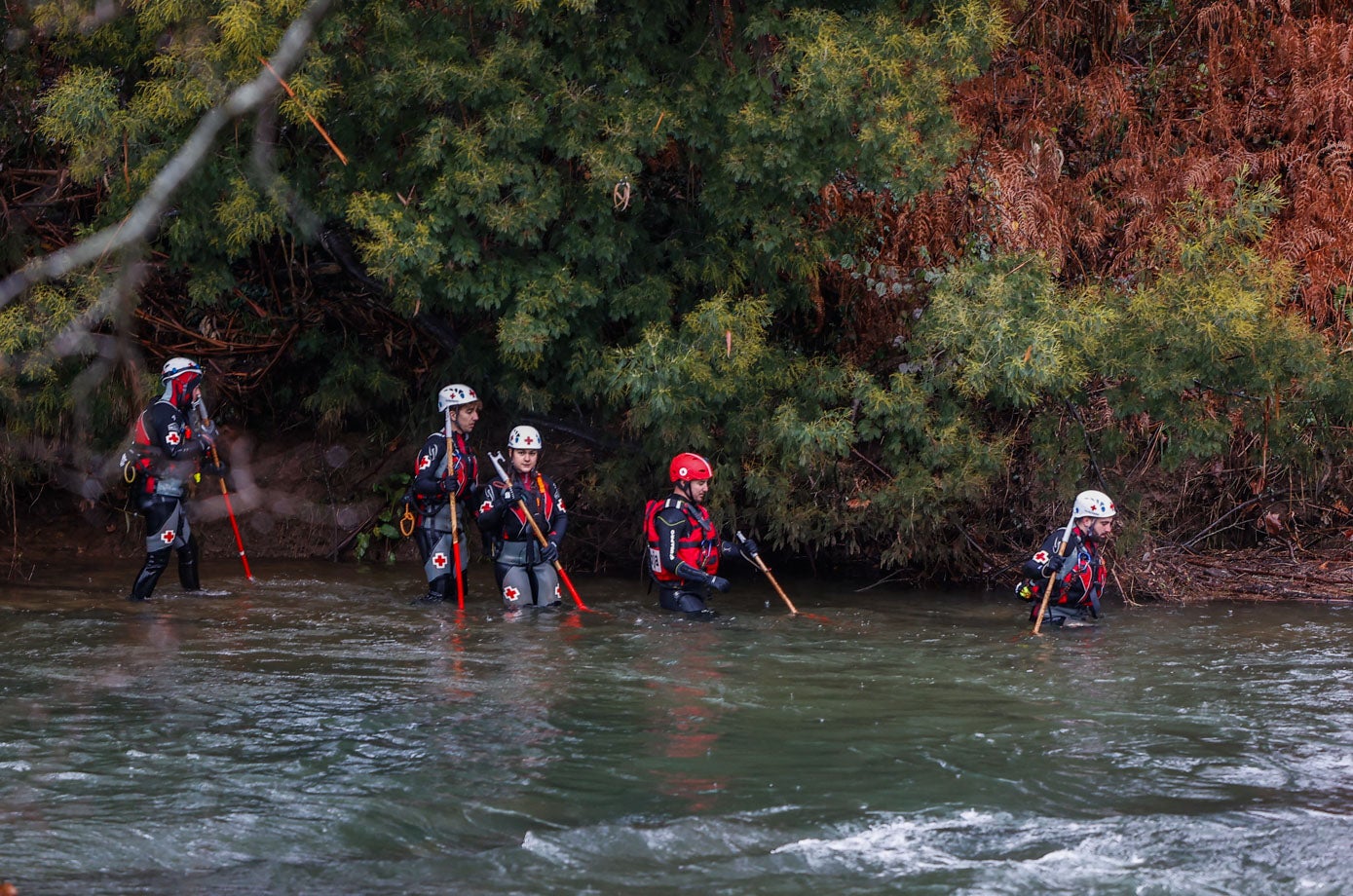 Integrantes de Cruz Roja, este jueves, durante la búsqueda del vecino torrelaveguense en el río Saja, a su paso por Cerrazo.